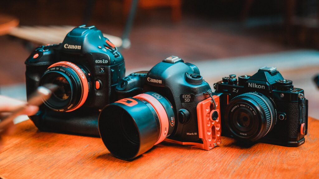 Learn how to choose the right camera for photography by understanding camera types, features, lens options, and your photography needs.
